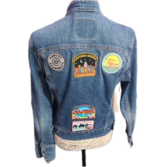 Levi's Women's Denim Jean Jacket Medium P/M Petite – Custom Embroidered Patches - Picture 2 of 10